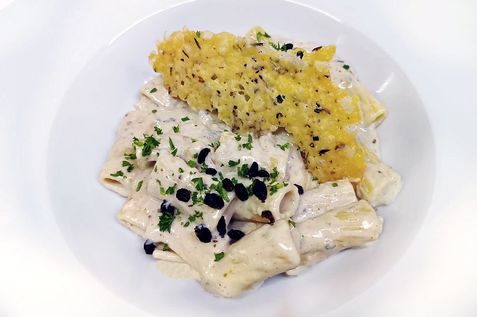 Noodles with creamy Stilton & Pies