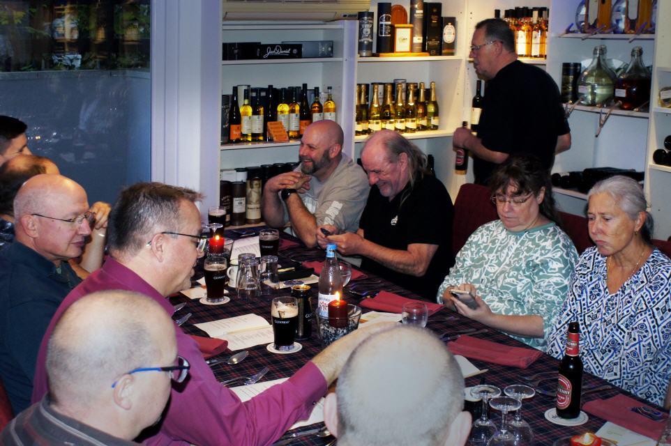 ... wo bleibt der nächste Whisky? Mal kurz anrufen!