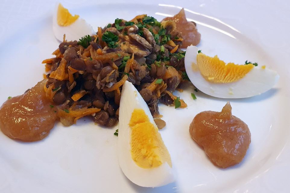 jow, auch nicht schlecht, Gang 5, Salad of Carrots, Lentils, Walnuts and a boiled egg