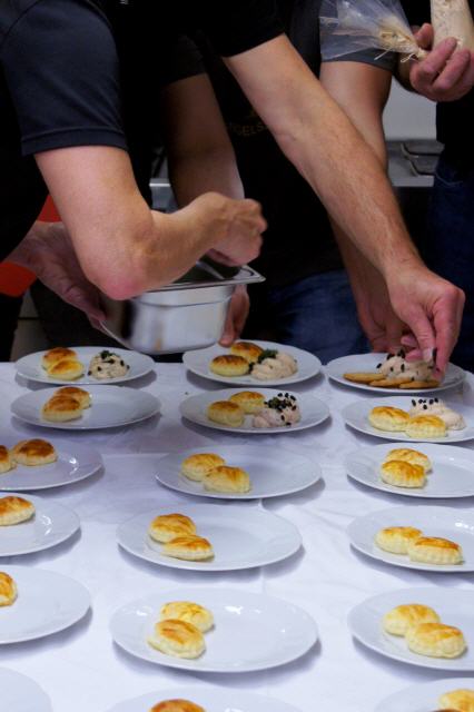 flinke Hände beim Anrichten des 2. Gangs